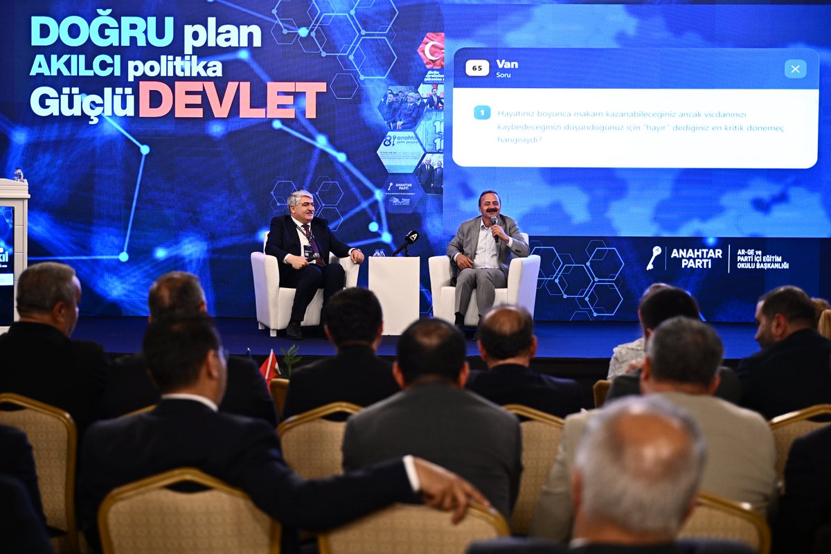 anahtarparti's tweet photo. Anahtar Parti AR-GE Strateji ve Ortak Akıl Zirvesi için Bolu’dayız…

Teşkilatlarımızın tecrübesini, sahadan gelen verileri, kurumsal eğitim anlayışını, teknolojik gelişmeleri ve politika üretme kapasitemizi ortak akılda buluşturduğumuz zirvemizi; Genel Başkanımız Sayın Yavuz Ağıralioğlu’nun katılımıyla gerçekleştirdik.

Dijital dönüşümün, yapay zekâ teknolojilerinin ve veri temelli yönetim anlayışının kamu politikalarına etkilerini değerlendirdiğimiz zirvede; güçlü teşkilat yapısı, doğru planlama ve çözüm odaklı siyaset anlayışımızı daha ileri taşıyacak çalışmalar üzerinde istişarelerde bulunduk.
“Doğru Plan, Akılcı Politika ve Güçlü Devlet” hedefiyle; milletimizin beklentilerini merkeze alan, veriye dayalı, yenilikçi, uygulanabilir ve sürdürülebilir politikalar üretmeye kararlılıkla devam edeceğiz.

AR-GE Parti İçi Eğitim Okulu Başkanımız Sayın Prof. Dr. Özcan Güngör’ün de ifade ettiği üzere; daha güçlü teşkilatlar, daha etkin çalışmalar ve daha yüksek kurumsal kapasite için ortak akılla hareket ediyor, bilimin ve teknolojinin rehberliğinde birlikte üretiyor, birlikte büyüyoruz. Türkiye’nin geleceğini şekillendirecek politikaları; bilgi, tecrübe, teknoloji ve ortak aklın gücüyle inşa ediyoruz.