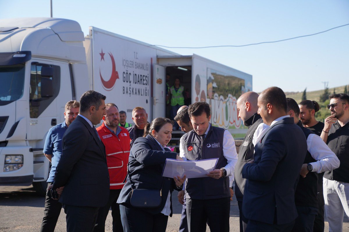 Gocidaresi's tweet photo. Göç İdaresi Başkanımız Sayın Muhammet Selami Yazıcı, Hatay programı kapsamında İl Göç İdaresi Müdürlüğü ile Cilvegözü Sınır Kapısı’nda yürütülen çalışmaları yerinde inceledi.

Ziyaret kapsamında İl Müdürü Serkan Boyraz’dan yürütülen iş ve işlemler hakkında brifing alan ve personelimizle bir araya gelen Başkanımız Sayın Muhammed Selami Yazıcı, ardından Cilvegözü Sınır Kapısı Gönüllü Geri Dönüş İşlem Merkezi’ndeki faaliyetleri denetledi.

Suriyelilerin vatanlarına gönüllü, güvenli, onurlu ve düzenli geri dönüş süreçleri hakkında bilgi alan Başkanımız Sayın Muhammet Selami Yazıcı, işlemler sırasında çocukların vakit geçirmesi için kurulan MUYU Çocuk Tırını da inceleyerek çocuklarla yakından ilgilendi ve çeşitli hediyeler verdi.

Ziyaret programında Başkanımız Sayın Muhammet Selami Yazıcı’ya; Hatay Vali Yardımcısı Mehmet Miraç Topaloğlu ve ilgili daire başkanlarımız eşlik etti.

https://t.co/0BacPAXUGg

@TC_icisleri
@mselamiyazici