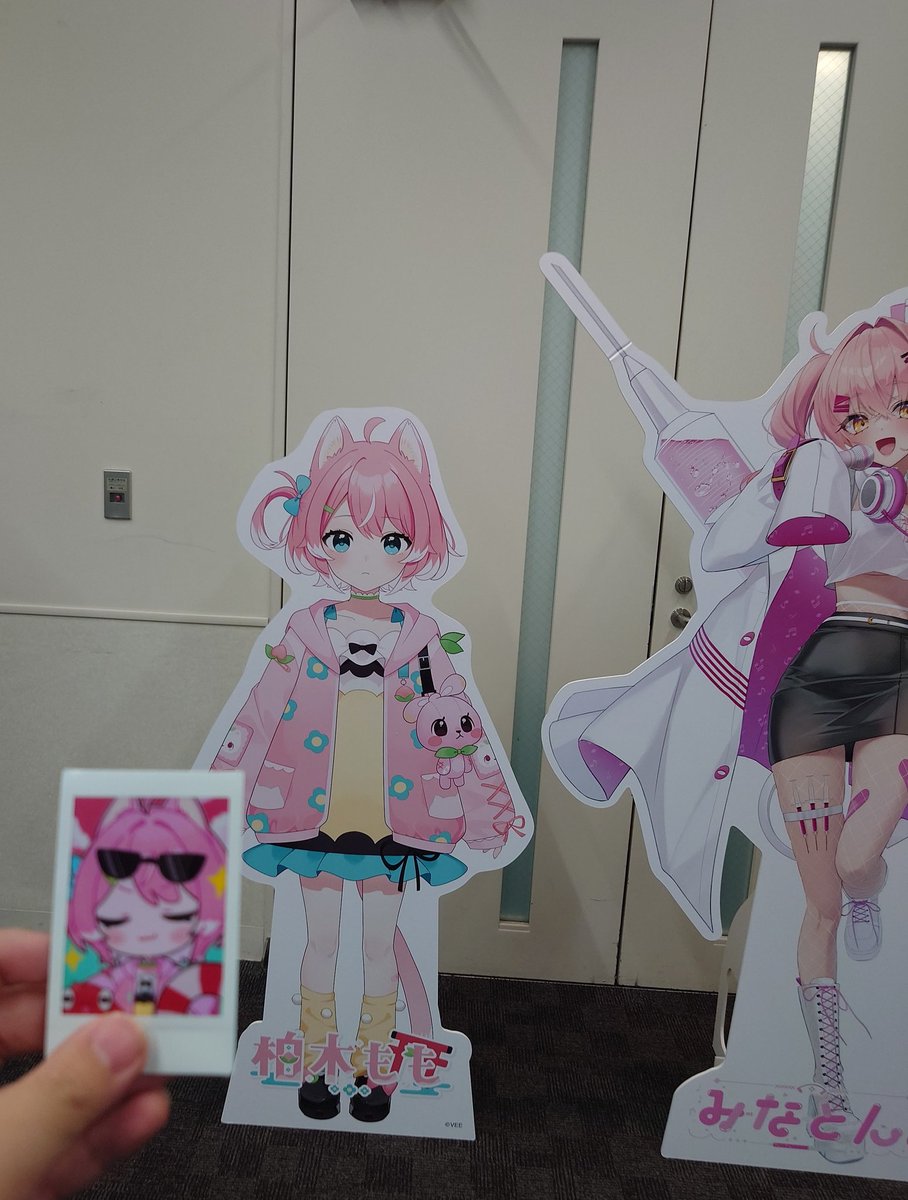 Wildfe776's tweet photo. ももちゃんといっしょ！byファンミ
まかせろりももちゃんを連れて2026/6/6のファンミを全力で楽しんできました！
にしてもみなとんちゃんと比べて小さい…w
ももちゃんの参戦も待ってます!
 #VEEファンミ
#柏木もも https://t.co/8oCuq7IfU2