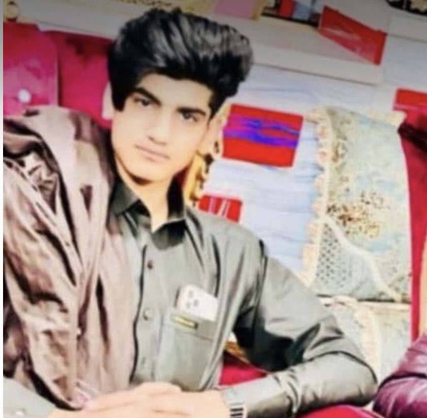 Rozhenabaloch's tweet photo. #بنیامین_کوهکن، در تاریخ ۱۳ دی ماه ۱۴۰۱ بازداشت شده، کانون اصلاح و تربیت کودکان زندان زاهدان همچنان در بازداشت است.
بارها مورد #شکنجه های فراوان و #تجاوز قرار گرفته..
بنیامین زمان بازداشت فقط ۱۶ سال داشت!! https://t.co/OB46qAUtKR