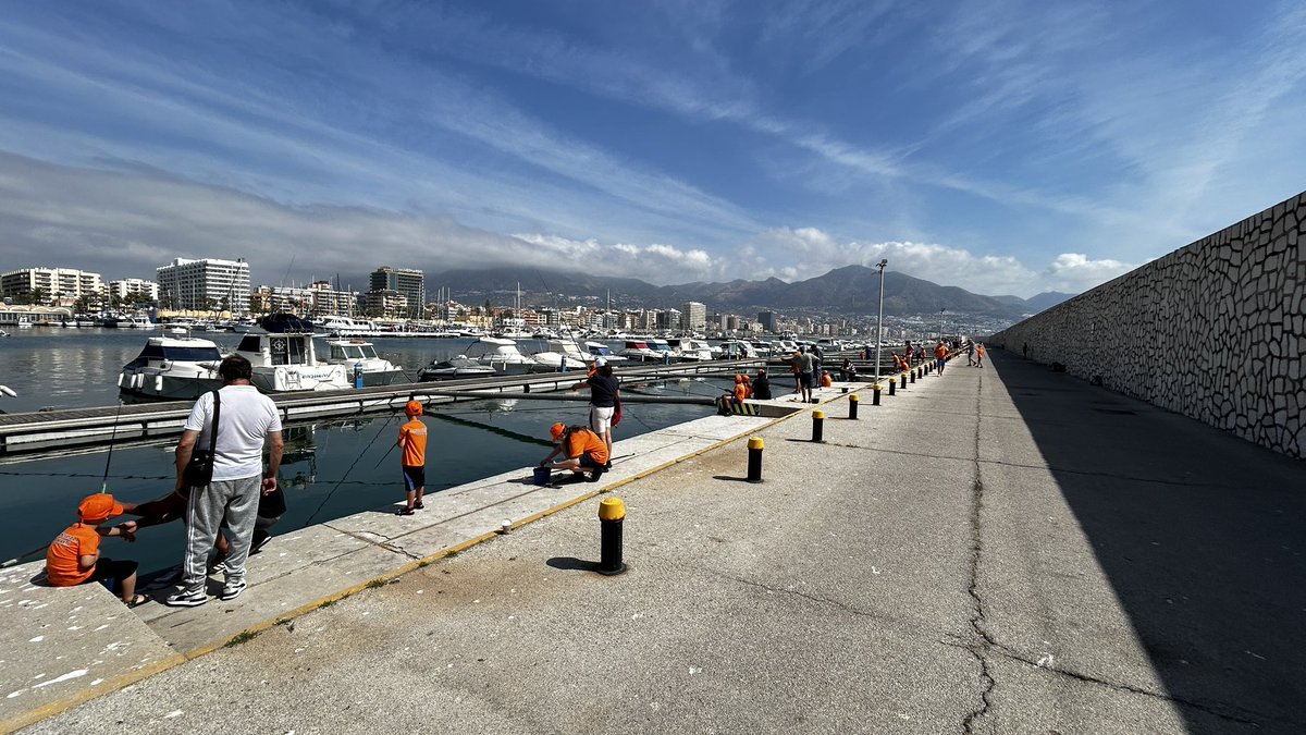 LancesCanalSur's tweet photo. Hoy, fomentando la pesca con los más pequeños en Fuengirola. Una iniciativa del Club del Pesca Deportiva El Puerto con la colaboración del ayuntamiento fuengiroleño. @FAPescaDeport https://t.co/aloSwsfybW