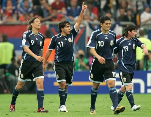 ProfetaBenfica's tweet photo. 2006: o Mundial da minha vida.

A maior concentração de craques (o cruzamento de gerações que dominaram anos 90, 2000 e 2010) num torneio de futebol.

Irrepetível. https://t.co/mvx8Je4oh6