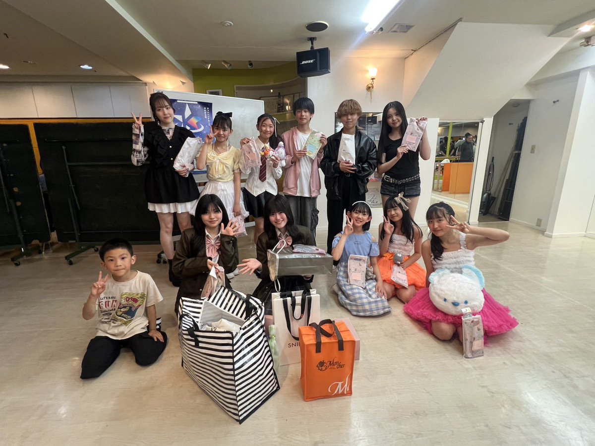 this_is_aina's tweet photo. 今日もスタジオライブ来てくれてありがとうございました🫶🏻💫
プレゼントとチェキもありがとうございます🎀

あやの誕生日おめでとう!!💖 https://t.co/rceEcXpfF4