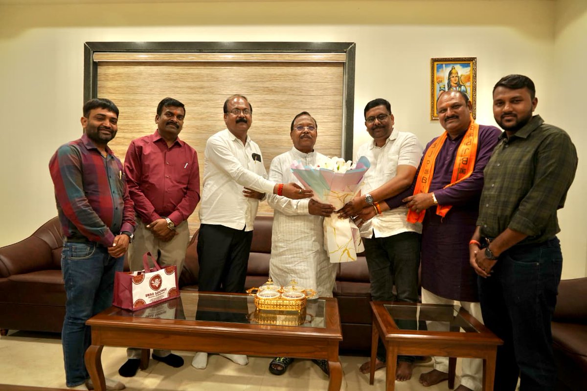 ramvicharnetam's tweet photo. आज #नवा_रायपुर स्थित आवासीय कार्यालय में भाजपा प्रदेश मंत्री एवं जिला प्रभारी (सूरजपुर) श्री शिवनाथ यादव जी, भाजपा सूरजपुर जिलाध्यक्ष श्री मुरली मनोहर सोनी जी, नगर पंचायत शिवनंदनपुर के अध्यक्ष श्री रितेश जायसवाल जी तथा श्री ठाकुर रजवाड़े जी ने सौजन्य भेंट वार्ता की।

इस अवसर पर संगठन की मजबूती, जनसेवा के संकल्प तथा क्षेत्र के विकास से जुड़े विभिन्न विषयों पर विचार-विमर्श हुआ। 

संगठन के प्रति आप सभी का समर्पण, सक्रियता और समाजहित में निरंतर योगदान अत्यंत ही सराहनीय है। 

#NavaRaipur #Chhattisgarh