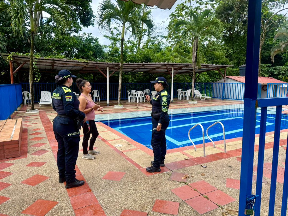 PoliciaVillavo's tweet photo. En los municipios de #Restrepo y #Cumaral, la Policía de Turismo realiza actividades de prevención en hoteles y piscinas, brindando recomendaciones de seguridad, promoviendo el autocuidado y la protección de niñas, niños y adolescentes. https://t.co/C9YQ9khjv8