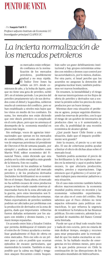ClapesUC's tweet photo. [COLUMNA @latercera] “La incierta normalización de los mercados petroleros”

Nuestro investigador principal, Joaquín Vial, analiza la aparente calma de los mercados petroleros tras el conflicto en Medio Oriente, advirtiendo que podría ser transitoria. 

Sostiene que los riesgos de nuevas interrupciones en el suministro y la fragilidad geopolítica podrían mantener la presión sobre los precios del petróleo y generar efectos #económicos globales. Además, plantea que Chile debe prepararse ante eventuales impactos en #inflación, crecimiento y finanzas públicas.

Columna aquí 👇