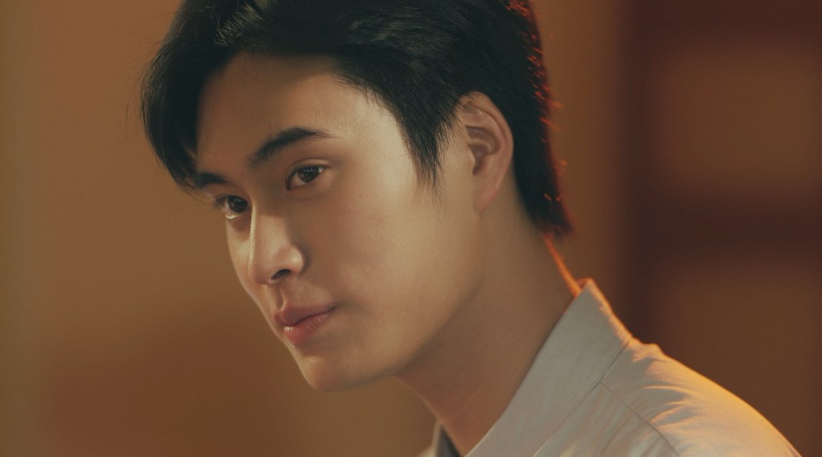 GMMTV's tweet photo. เฉลยแล้วครับ เจ้าของรอยยิ้มที่บาร์ธเล่นเปียนโนไป ร้องเพลงไป แล้วยิ้มให้ไป เป็นใคร ☺️
#TicketToHeavenEP2
@gemini_ti @tawattannn https://t.co/Cf70jTkYjE