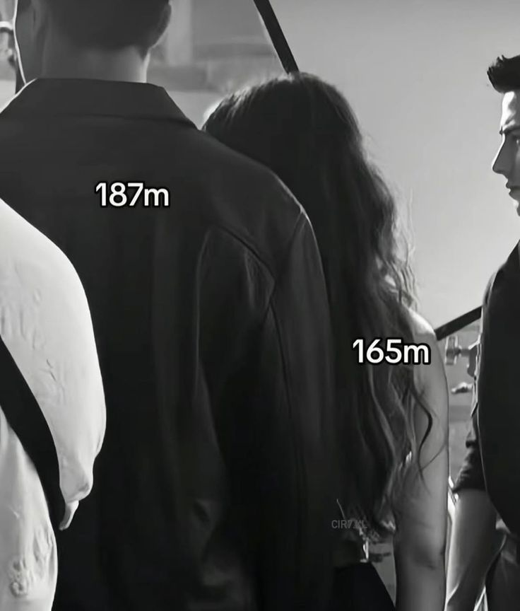Crowne_aurra1's tweet photo. Is not  this height difference  romantic and cute?? 🥰🥰 https://t.co/6gEuTbY0a4