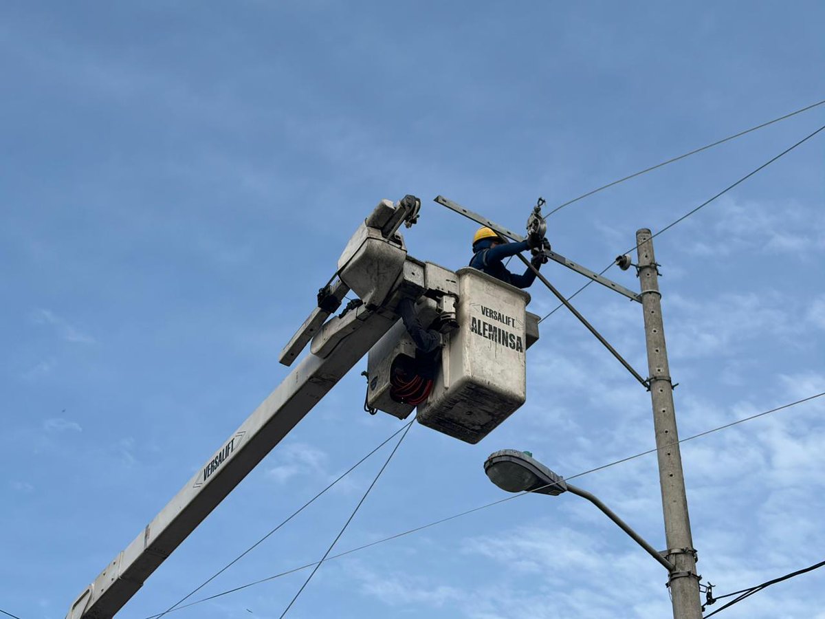 CNEL_EP's tweet photo. ✅ GUAYAQUIL

Más de 8.000 usuarios del Suburbio se benefician de los trabajos ejecutados por ocho brigadas técnicas de #CNELEP en el cuadrante comprendido entre las calles Maracaibo, la 44 y Rosendo Avilés.

Las maniobras contemplan la instalación de más de 120 metros de red de media tensión y el reordenamiento de la infraestructura eléctrica, con el propósito de optimizar el balance de carga de la alimentadora Torre 6.