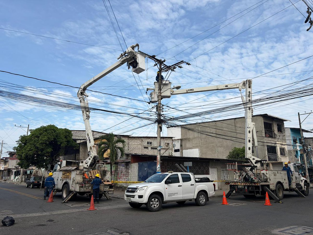 CNEL_EP's tweet photo. ✅ GUAYAQUIL

Más de 8.000 usuarios del Suburbio se benefician de los trabajos ejecutados por ocho brigadas técnicas de #CNELEP en el cuadrante comprendido entre las calles Maracaibo, la 44 y Rosendo Avilés.

Las maniobras contemplan la instalación de más de 120 metros de red de media tensión y el reordenamiento de la infraestructura eléctrica, con el propósito de optimizar el balance de carga de la alimentadora Torre 6.