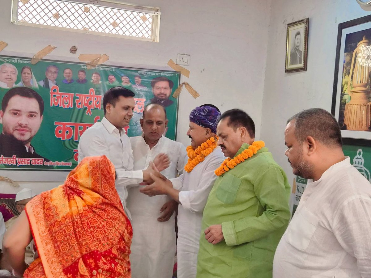 VishalForRJD's tweet photo. युवाओ के आदर्श माननीय नेता प्रतिपक्ष श्री @yadavtejashwi जी के निर्देश पर बढ़ती महंगाई,बेरोजगारी भ्रष्टाचार व अफसरशाही के विरुद्ध @RJDforIndia के द्वारा राज्यव्यापी कार्यक्रम के तहत दिनांक 9 जून को सभी प्रखंड मुख्यालय तथा 17 जून को जिला मुख्यालय पर विशाल धरना प्रदर्शन किया जाएगा। https://t.co/p9eqy817GE