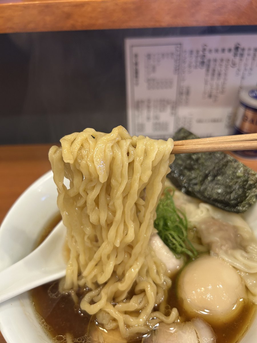 kengogo_1212's tweet photo. 自家製手もみ麺鈴ノ木
醤油ラーメン+ワンタン×2

午後から向かう狭山ヶ丘
打ち切り間際に記帳✅…セーフ💦
久しぶりに醤油を食らう
キレ抜群な醤油の旨味に地鶏&amp;和出汁の
分厚い旨味のスープ💯
剛腕手もみ麺の圧倒的なピロモチ感💯
めちゃくちゃ旨かった✨
何食っても旨いわぁ
ご馳走さまでした〜🙏 https://t.co/ITaqFBKdUK
