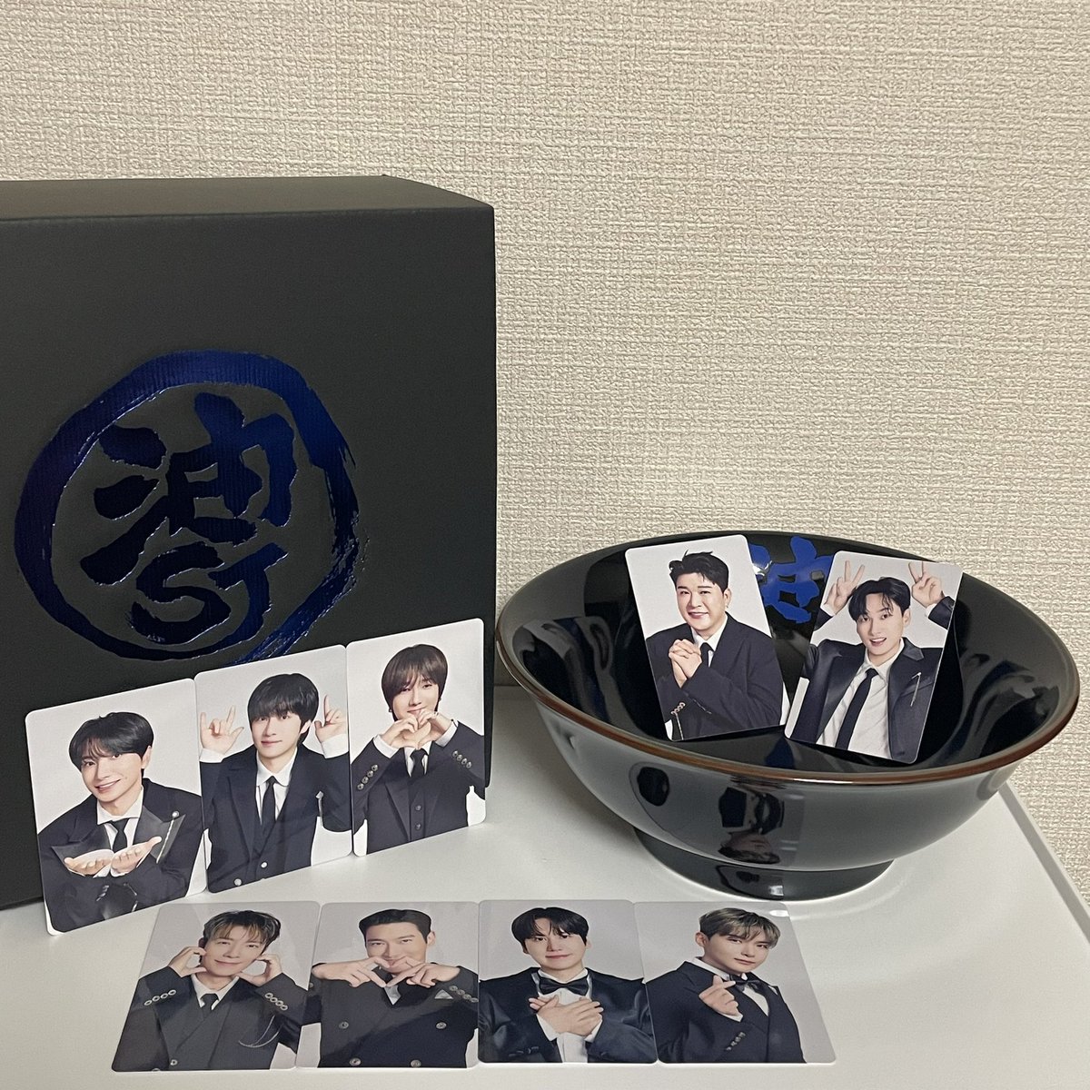 erira71's tweet photo. 箱はいつもの箱より幅狭くて
高さがあった

やっぱどんぶりだった

ほとんどが緩衝材だった
ドンヘかっこいい😎 https://t.co/JWoIAy09j8