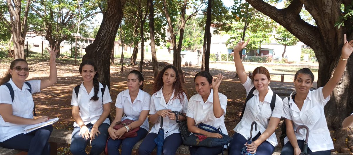 UCMHolguin's tweet photo. 🌍 Estudiantes de segundo año de la carrera de Medicina,grupo 2 de la cátedra Planeta 360, llevaron a cabo una emotiva jornada de trabajo comunitario en el seminternado Revolución Socialista. 🌱✨ 
#UCMHo #HolguinSi https://t.co/gDLV0mBtty