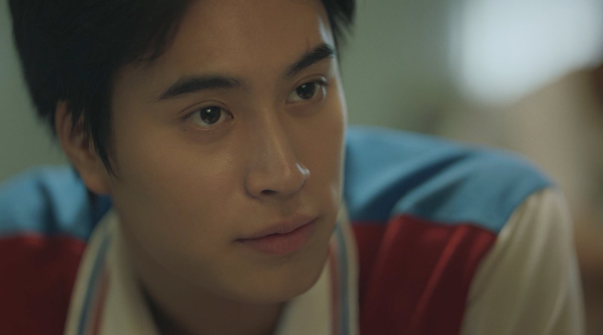 GMMTV's tweet photo. ถ้านี่ไม่ใช่เจ้าของดวงตาที่หวานที่สุด 💖 #TicketToHeavenEP2 @gemini_ti  สายตาของบาร์ธที่มองไปที่แทนรักมันเปลี่ยนไปจริง ๆ ตอนแรกอาจจะได้เห็นมุมนิ่ง ๆ เท่ ๆ ของบาร์ธเยอะหน่อย แต่พอตอนสองสายตาของบาร์ธมีแต่ความสดใสและอ่อนโยนมากขึ้นเป็นกองเลย 🫳🏻 แล้วจะไม่ให้ตกหลุมรักพี่บาร์ธเค้าได้ไงกันน้ออออออ นี่เข้าใจทุกคนทุกอย่างเลยน้าาาา ก็พี่บาร์ธเค้าทั้งหล่อ เท่ แถมยังน่ารักและเข้าอกเข้าใจมาก ๆ อีก ✨