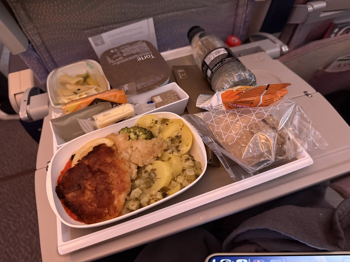 natsusbux's tweet photo. 帰国👏🏻
帰りの機内食は、パンしんどい‥ってなりながらも半分以上は食べられた。
焼きそば出てきたときは、日本の味を感じられて嬉しかった☺️（２枚目の色味やばい…） https://t.co/os5QMvBwxs