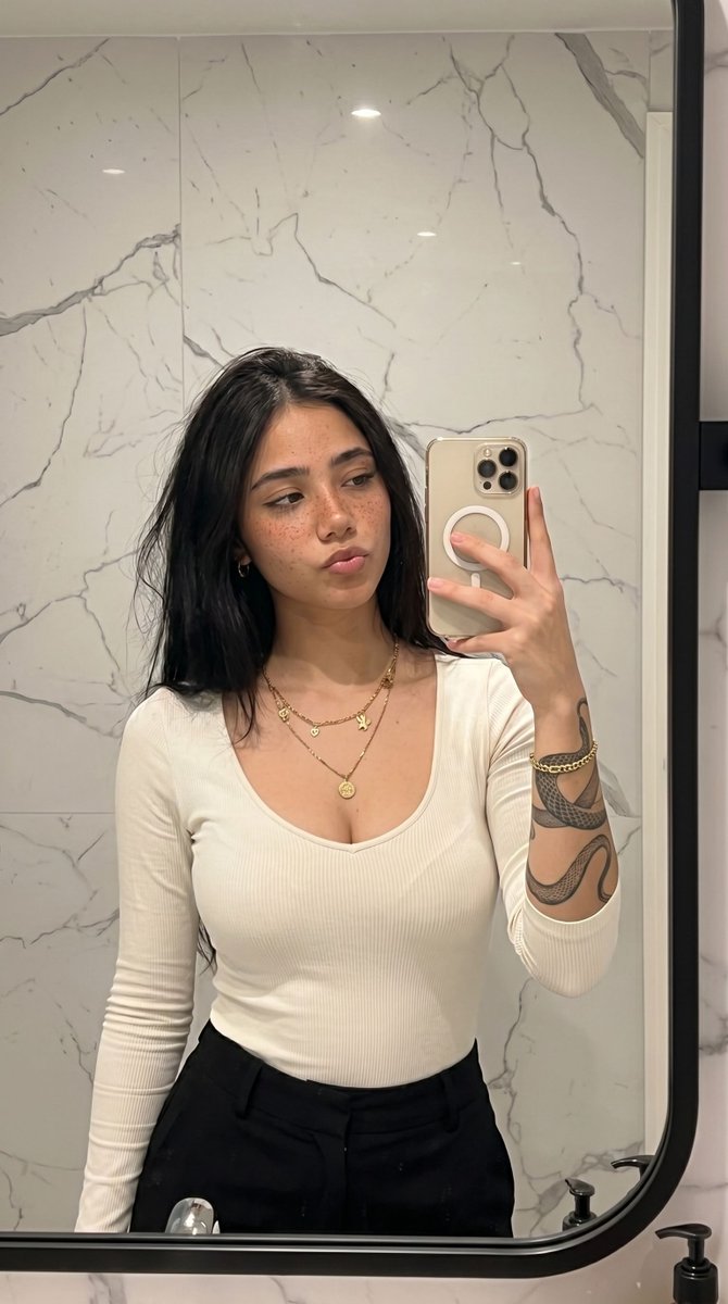 Lara tweet media