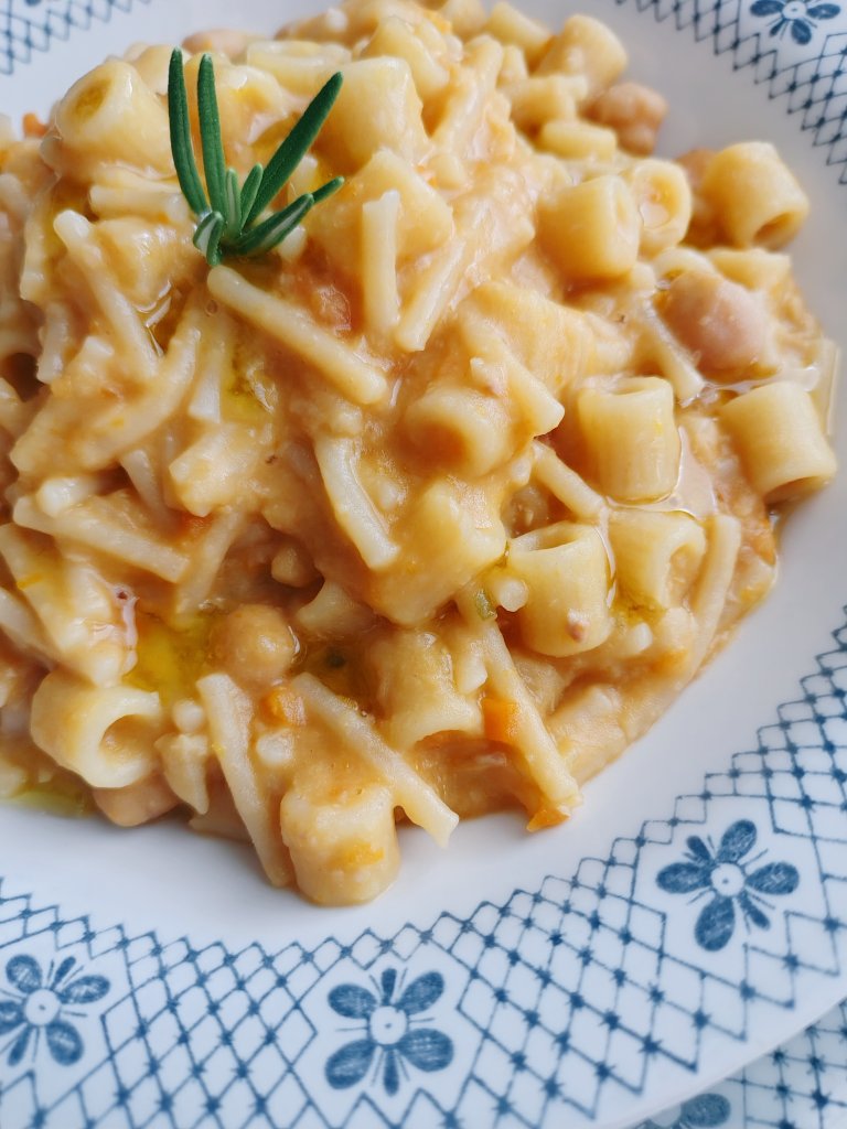 ciaoharuko's tweet photo. 家にあるもので🤔
ひよこ豆☑️
セロリ玉ねぎにんじん☑️
トマトペースト☑️
パスタ☑️
オリーブオイル☑️
ひよこ豆パスタ　Pasta e Ceci できました☺️
#イタリアの台所 https://t.co/TsMvptmnho