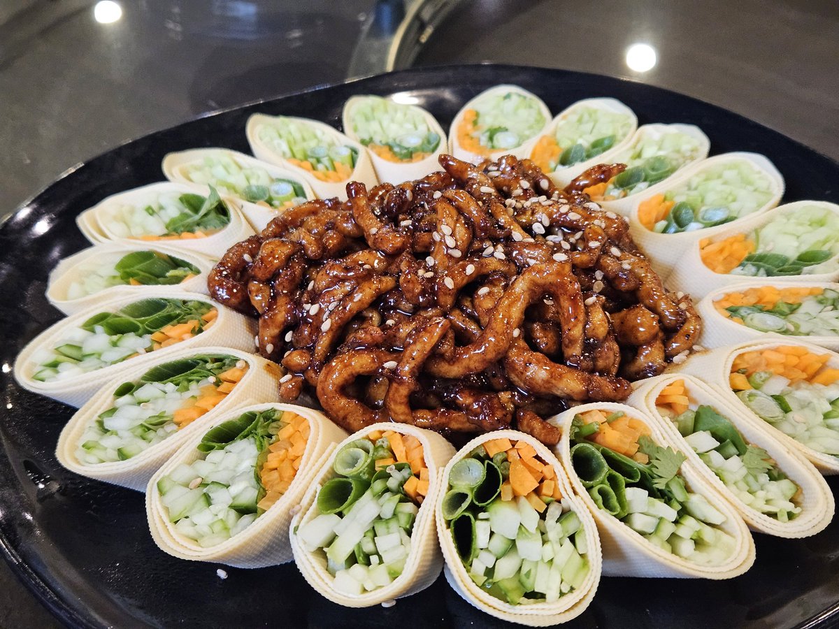 twuneli's tweet photo. 몽다래향라관 곱창볶음 진짜 맛있음 진짜로... 그리고 3주만에 고급술로 음주 흑흑 https://t.co/55g9Vb6LP7