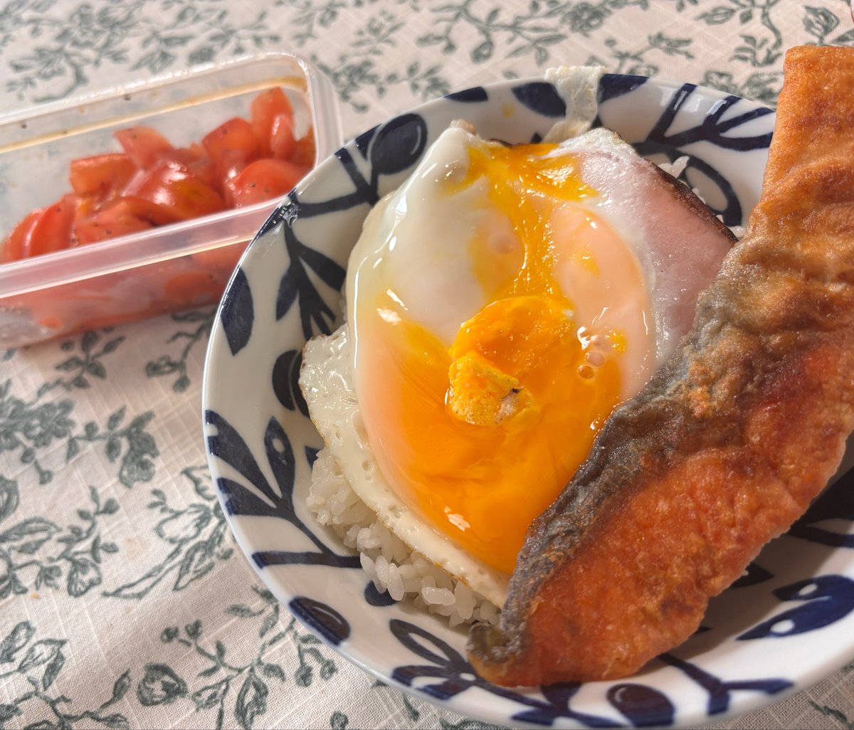 hellomatsuda's tweet photo. 昨日の朝はハムエッグと鮭とトマトマリ姉をたべました
マリ姉は姉御肌でしょうか https://t.co/3GpQZQN6fg