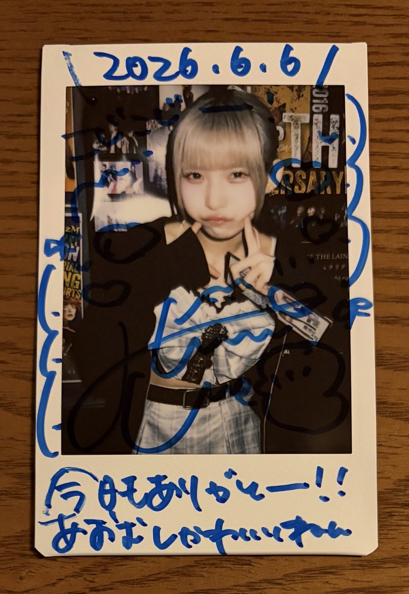 elsas77's tweet photo. 6/6 うめちゃんに会いにmementoaさん主催ライブへ。久しぶり…でもないか。ヒソカのめじるしいるかわからず用意だけしてたら食い気味に「欲しい」と。やっぱ髪おろしだからかな？なんか今日はたくさん目が合った気がする。自分でも何回か嬉しくてニヤけていた自覚ある。
#うめがうんめい https://t.co/06IzXLom4U