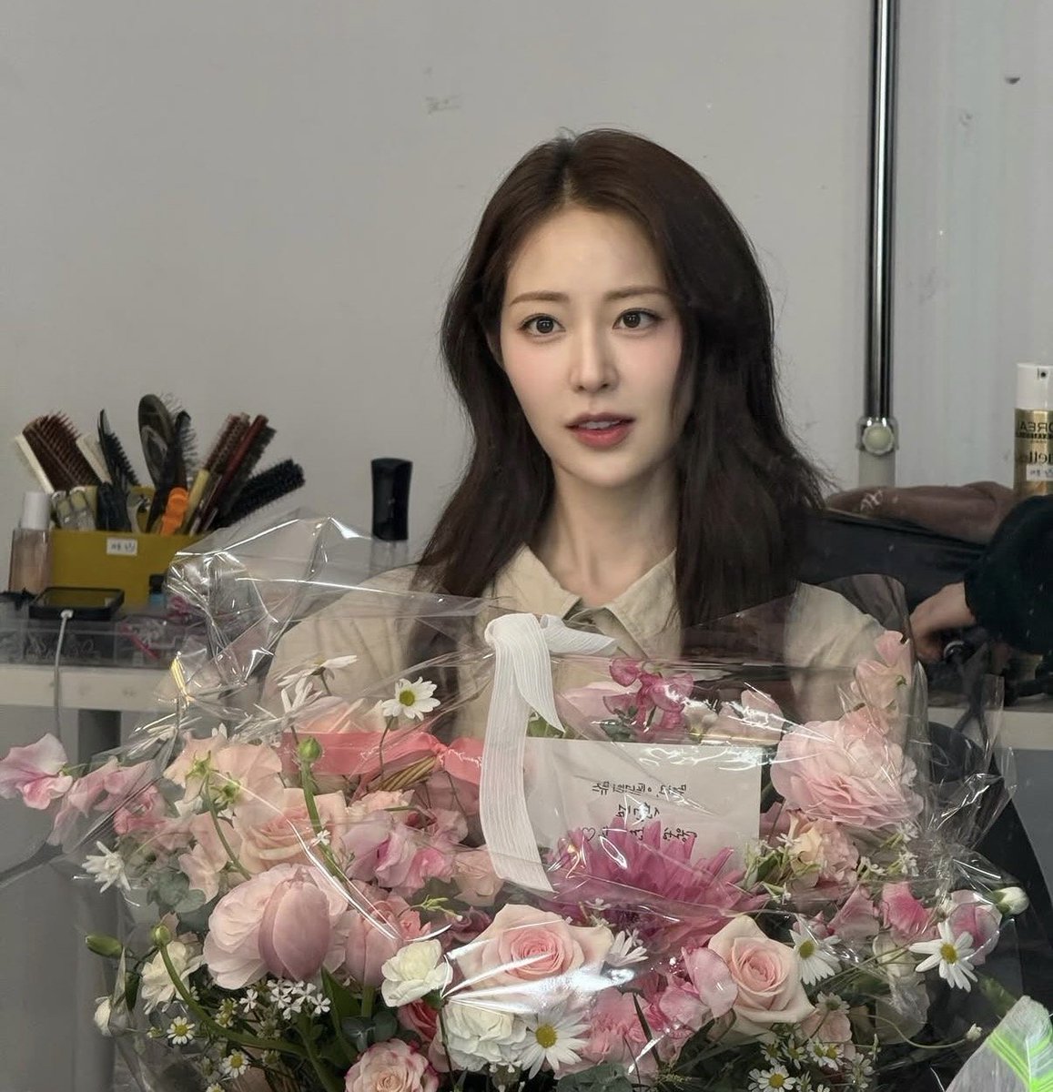 tslamchda's tweet photo. 다이아수저인 솔로지옥 신슬기

솔로지옥2 신슬기는 서울대 음대에서 피아노를 전공했고, 전국춘향선발대회 진으로 선발됨. 얼굴과 학력 뿐 아니라 집안까지 다이아수저임

신슬기의 아버지는 강남 BIO성형외과 신용호 원장으로, 휴젤 공동창업주임. 또 신사역 부근에 지상 20층, 지하 5층 규모의 신용호타워를 소유하고 있는데 이 건물 시세가 1000억원대로 알려짐

최근에는 피라미드 게임 서도아 역을 시작으로 독수리 5형제를 부탁해, 귀궁, 우주메리미 등에 출연하며 배우 커리어를 쌓고 있음❤️