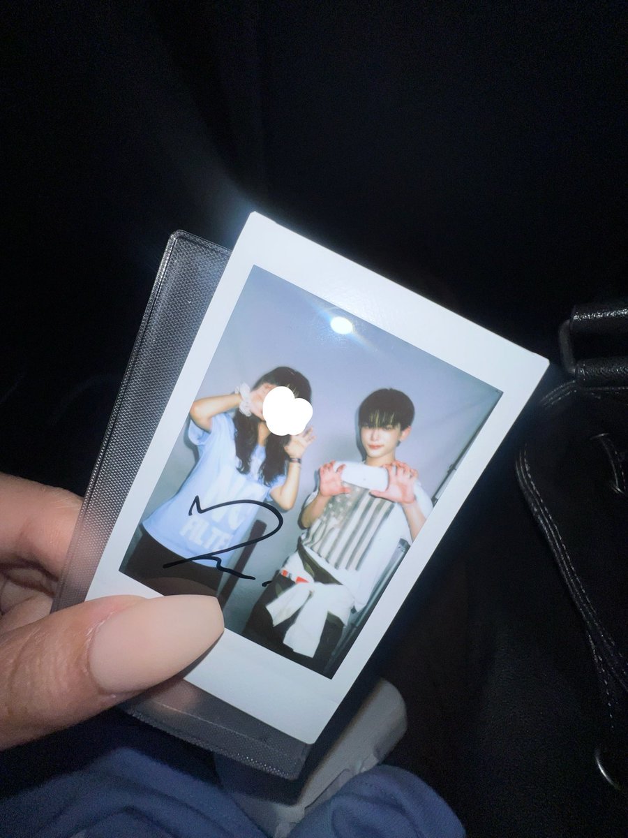 wondongbeibi's tweet photo. 아니 체키 사진 다시 봐도 포즈 위치 다른거, 졸라 먼 거리감, 몸 각도 다른거 땜에 뿜이야 아 포즈 좀 맞출걸ㅋㅋㅋㅋㅋㅋㅋ 투스잼 얘기하느랴 정신 없어서 
친구왈: 멀리 떨어져 있어서 더 충신 같다 https://t.co/IaMV98Q0Ow