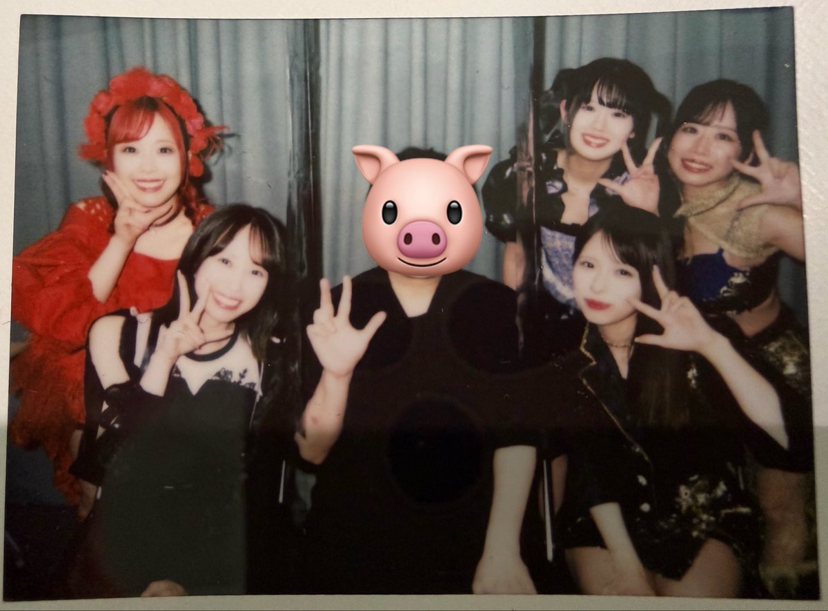 nakizy's tweet photo. 7年ぶりのフィロのス集合チェキ、体型が冷蔵庫って褒めてくれたし（は？）、存在を覚えていてくれてめちゃ嬉しかった🙏
ライブ全然行けてないのが申し訳なさ過ぎて今日夕方までワイみたいなものが行っていいのかと迷ってたけど行動して良かった、ありがとうフィロのスちゃん。

#フィロのス_大特典会 https://t.co/WGpfYMYwr1