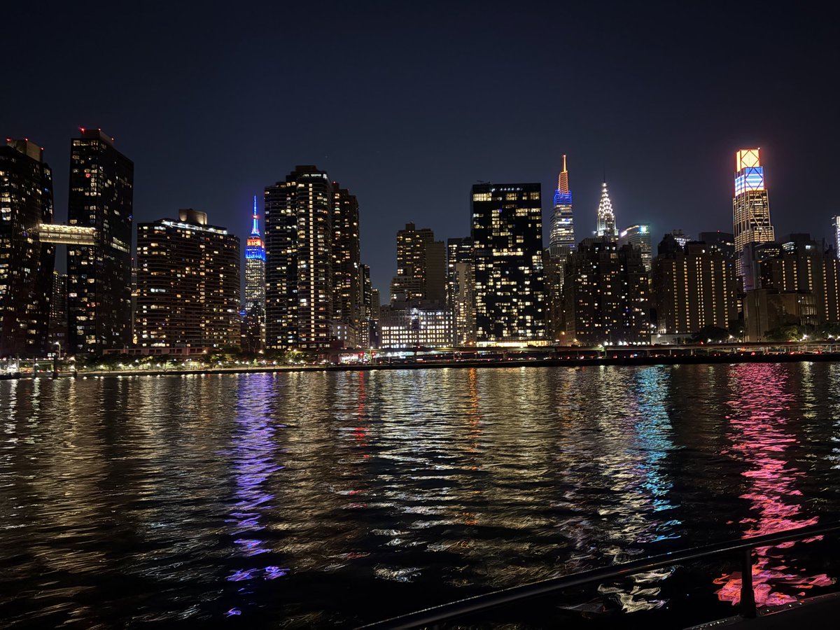 PianoAround's tweet photo. If you ever find the opportunity you NEED to take a boat ride in the east river at night Preferably a slow moving yacht with luxury seating. It’s the most peaceful vibe you’ll feel in NYC 

Last night was special seeing all the building lights blue and orange. https://t.co/qporUZURTJ