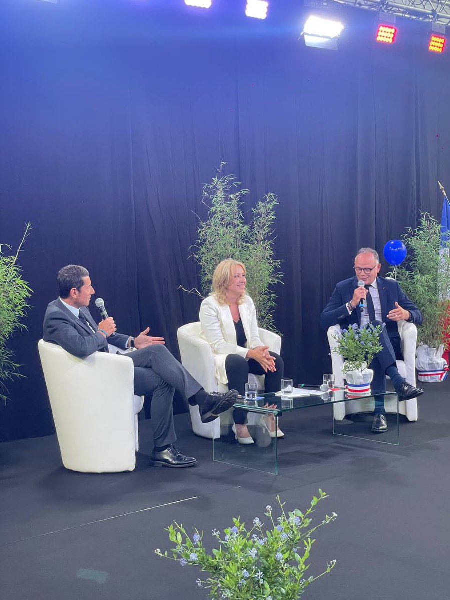 MatthieuROBER12's tweet photo. Ce débat entre @davidlisnard et @EPhilippe_LH, n’en déplaise à ce dernier, a permis de démontrer l’existence d’une différence de NATURE et non de degré entre les deux hommes :

- l’ancien Ministre de Macron, qui a tenté d’échapper à son passé/passif macroniste, donc social-étatiste, et qui n’a eu de cesse de paraphraser les constats de @davidlisnard;

- @davidlisnard, qui a démontré, malgré la dénégation en ce sens d’@EPhilippe_LH, qu’il était le seul à ne pas se contenter de constater, puis qu’il s’est astreint à proposer un projet radical de rupture libérale-conservatrice. 

#Défi2027 #LaRévolutionduBonSens