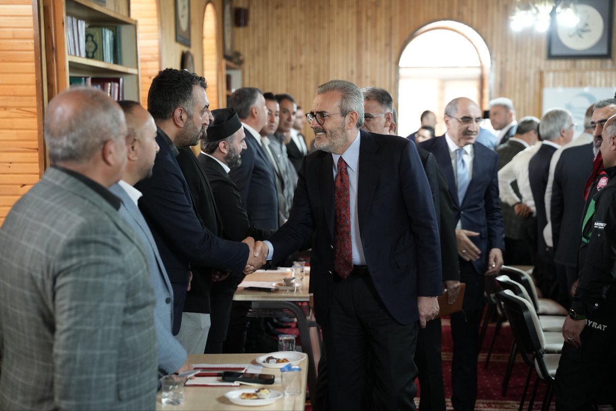 mahirunal's tweet photo. Bugün Van’da, Eğitime Destek Platformu’nun kıymetli üyeleriyle bir araya geldik.

Van Valimiz Sayın Ozan Balcı, Milletvekilimiz Sayın Kayhan Türkmenoğlu, Van Yüzüncü Yıl Üniversitesi Rektörü Sayın Prof. Dr. Hamdullah Şevli, İl Müftümüz Sayın Mehmet Sırrı Işık, İl Milli Eğitim Müdürümüz Sayın Bilal Yılmaz Çandıroğlu, AK Parti Merkez Disiplin Kurulu Üyemiz Sayın Zahir Soğanda, Eğitime Destek Platformu Van İl Başkanımız Sayın Tevfik Çoban ve sivil toplum kuruluşlarımızın temsilcileriyle eğitim üzerine kapsamlı bir istişare gerçekleştirdik.

Van’ın eğitim alanında ortaya koyduğu gayreti ve bu alanda oluşan güçlü işbirliği iradesini görmekten memnuniyet duydum. Misafirperverlikleri ve kıymetli katkıları için tüm katılımcılara teşekkür ediyorum. 

@valiozanbalci75
@K_Turkmenoglu_V 
@hsevli
@zahir_soganda