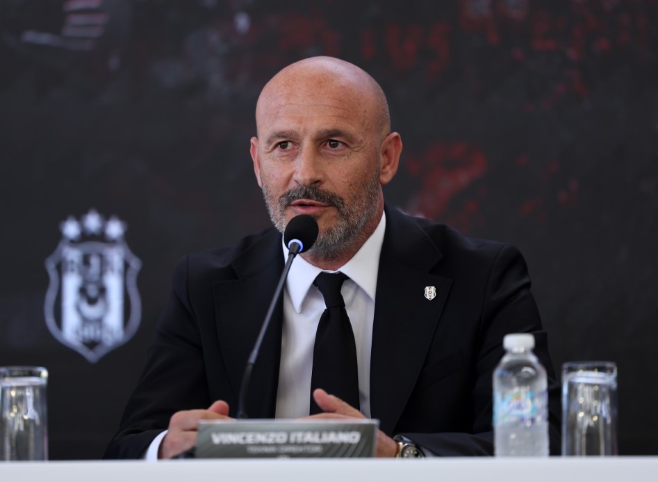 iha_spor's tweet photo. 📢Beşiktaş'ın yeni teknik direktörü Vincenzo Italiano:
🗣️"Gururla bu teklifi kabul etmek istedim"
👉"Bu takımın taraftarı da ateşli, bende öyle bir teknik direktörüm"
📌"Beşiktaş'ta gerçekten güzel oyuncular var"
https://t.co/Fd8WjwVxgx https://t.co/YfldFn74oq