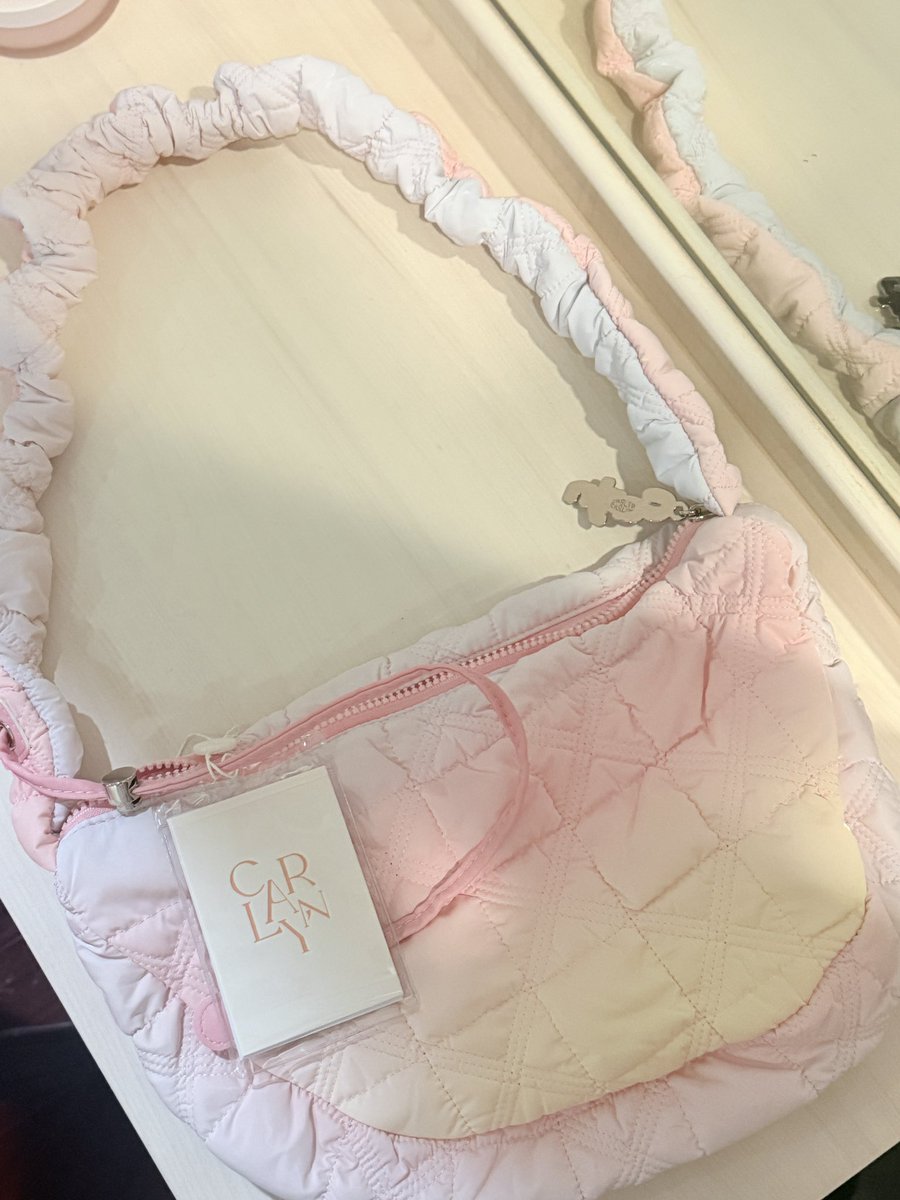01centuryth's tweet photo. Carlyn Bag Poing Cotton Candy 
! ไม่เคยใช้ แกะแล้วเก็บอย่างดีไม่มีตำหนิ ป้ายยังอยู่ค่ะ 
ปล่อย 1,500 รส พร้อมโอนลดได้ค่ะ dm
#ส่งต่อกระเป๋า #carlyn #ส่งต่อcarlyn #ส่งต่อ #กระเป๋ามือสอง https://t.co/42vck0T4qQ