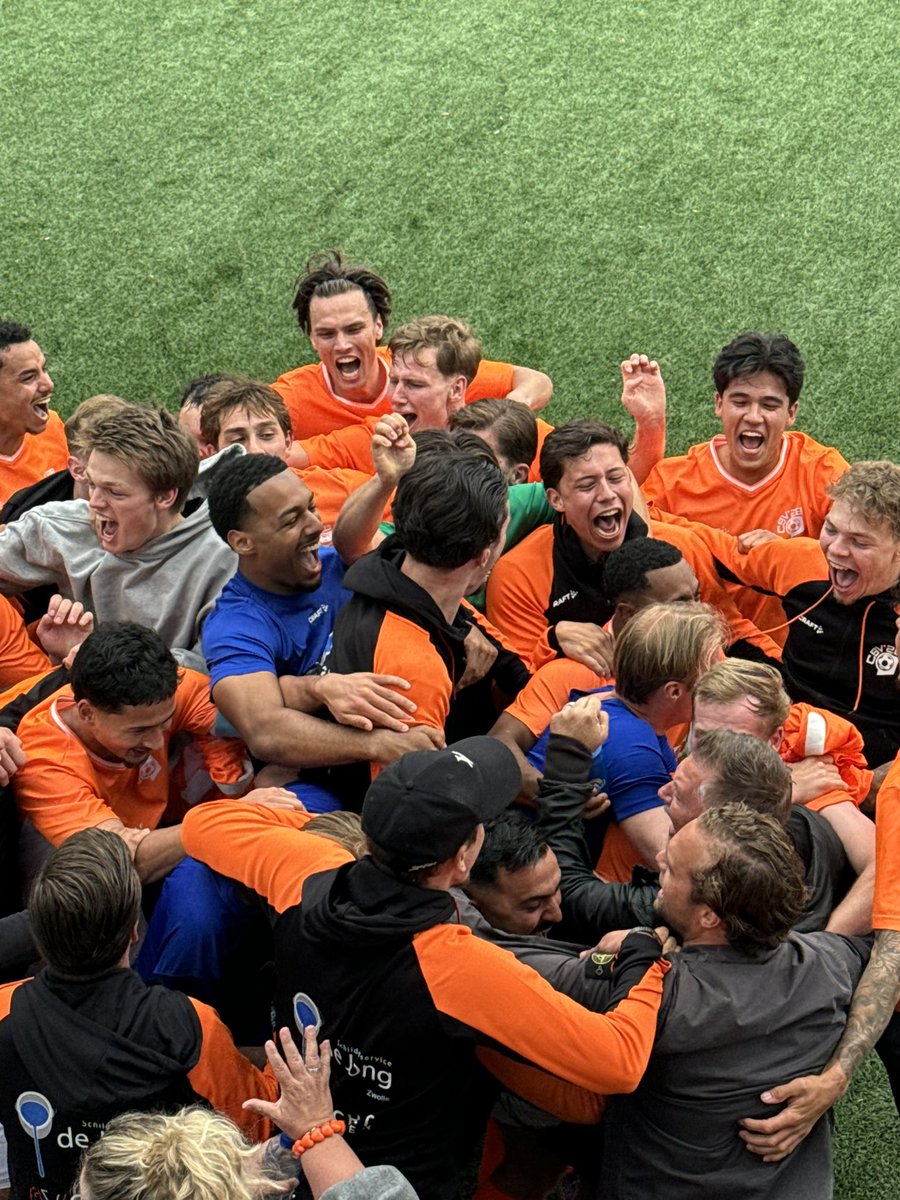 vanlosser's tweet photo. CSV’28 flikt het weer 3e promotie op rij! Het wint de finale wedstrijd met 2-1 van ATC’65 en promoveert naar de 1e klasse @CSV28 gefeliciteerd https://t.co/wZuCelTRrd