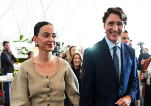 karirfess's tweet photo. cewek: "pengen deh dapat cowok mapan tapi asyik juga"

katty perry: "diajak ke worlds economy forum + diajak main ke coachela" 🔥 https://t.co/eqSufvDX3z