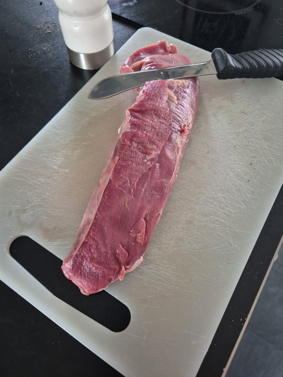 Perrahalsing's tweet photo. Vissa tackar gud för maten men i min familj tackar vi hundarna. https://t.co/S3R5oOOuDL