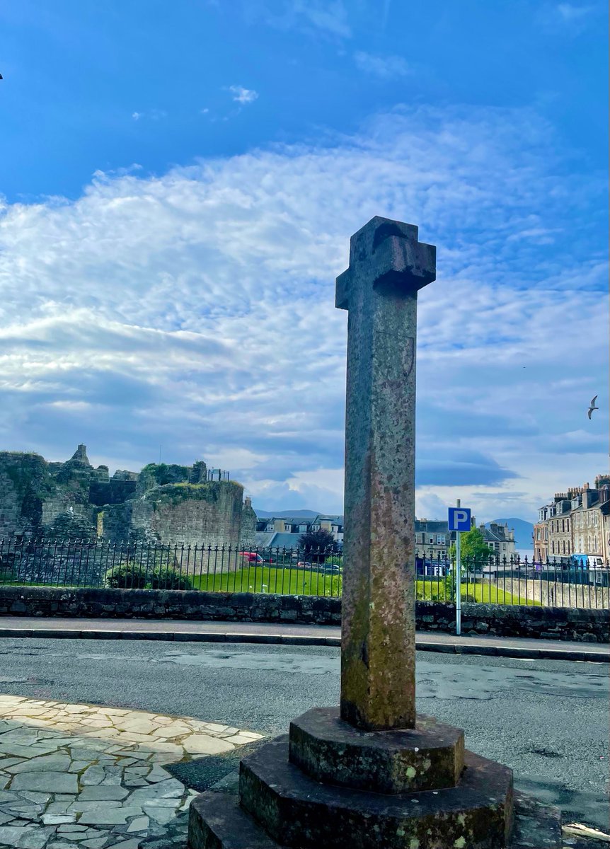 gerryelma's tweet photo. #PMJWeeklyChallenge
The Mercat Cross cutting the clouds at #RightAngles https://t.co/akHu8pNtRx