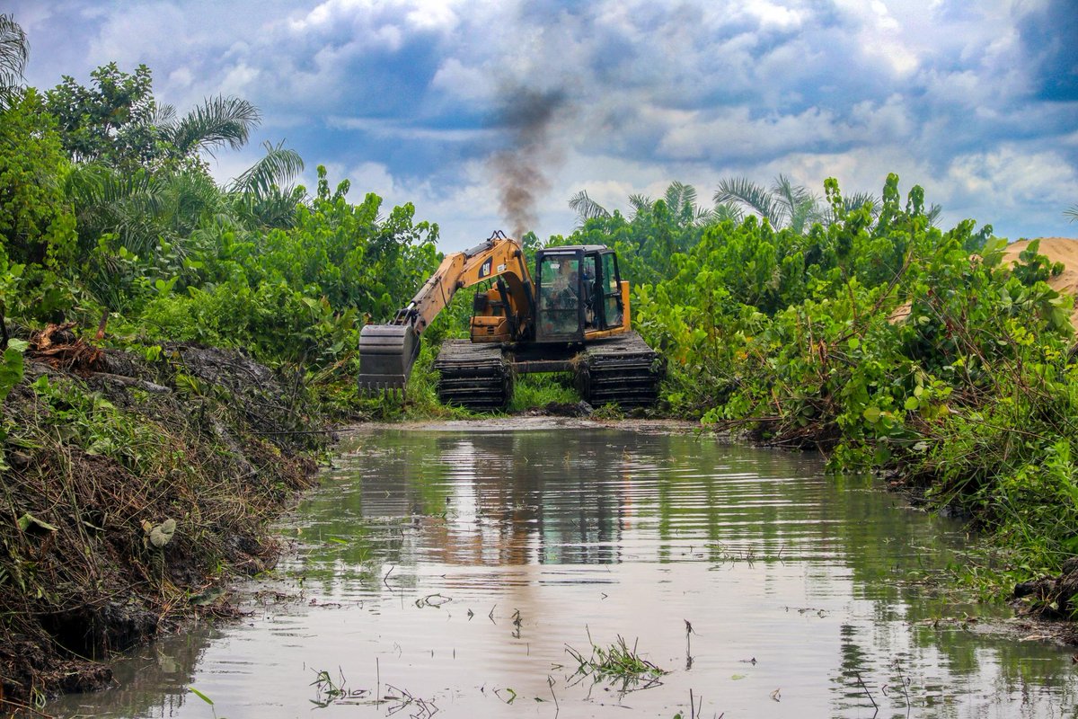 abdullahayofel's tweet photo. BREAKING: Lekki LCDA Launches Major Drainage Project in Igbo Olomi to Tackle Flooding and Boost Security❤️🔥

The Lekki LCDA administration under Engr. @HonourableRBK Bamidele Kasali (MNSE, MNATE) has commenced channelization works in Igbo Olomi aimed at addressing long-standing flooding and erosion challenges in the community.

Residents have long struggled with overflowing stormwater, poor drainage, and difficult movement during heavy rains. The new intervention is designed to improve water flow, reduce erosion, and enhance accessibility across affected areas.

Beyond environmental relief, the project also strengthens security by clearing overgrown vegetation and swampy corridors that previously limited visibility and created potential hideouts for criminal activity.

Officials say the initiative reflects a broader commitment to practical infrastructure solutions that improve safety, mobility, and overall quality of life in the LCDA.