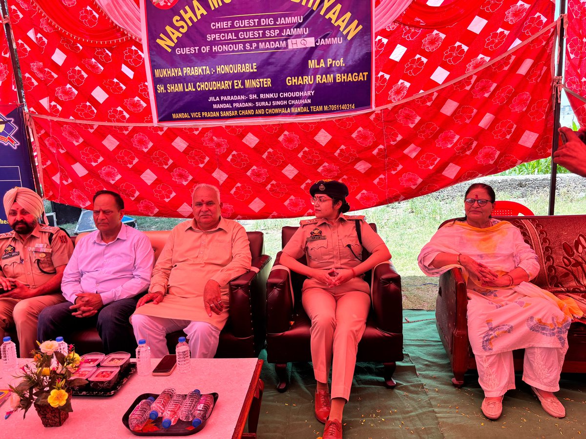 Dis_Pol_Jammu's tweet photo. Jammu Police organized a PCPG-cum-Drug Awareness Programme at Kullian, Miran Sahib under Nasha Mukt J&amp;K Abhiyan, promoting community policing, anti-drug awareness, public participation, and collective action against narcotics.@igp_jammu
@DigJsk
@OfficeOfLGJandK @JmuKmrPolice https://t.co/8aQv3rFHVk