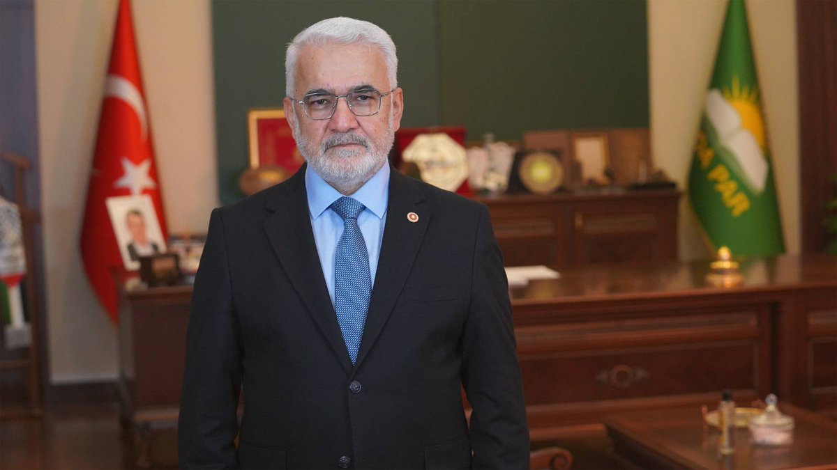 Dogruhaber's tweet photo. HÜDA PAR Genel Başkanı Zekeriya Yapıcıoğlu:

Adını anmaya değmeyen edepsizin, espri kılıfıyla kadına ve Kürt kimliğine iğrenç saldırısını lanetliyorum.
 
Yaşanan bu çirkinlik, edebin, terbiyenin ve insanlığın parayla satın alınamayacak şeyler olduğunu bir kez daha ortaya koymuştur.

Mal zengini ama terbiye yoksulu densiz!
Haddini bil ve sus ki defoların ortaya saçılmasın, arzu edenler kalıbına bakıp seni adam sanmaya devam etsin.