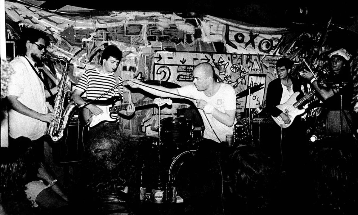 LunaGitana0333's tweet photo. Luca Prodan no fue solo un cantante. 
Fue un terremoto que sacudió el rock argentino para siempre.  

Nacido en Roma en 1953, con sangre italiana y escocesa, fue enviado de chico al prestigioso colegio Gordonstoun en Escocia, el mismo donde estudió el actual Rey Carlos III. 

Huyó de esa vida de internados rígidos, de Londres punk y de sus demonios personales hasta aterrizar en las sierras de Córdoba. 

Ahí, con Germán Daffunchio, Alejandro Sokol y después Diego Arnedo, Petinatto, Troglio y Mollo, armó SUMO.
 Y cambió todo.  

Mezcló reggae, post-punk, dub y rock crudo con una actitud que nadie había visto antes. 
 Cantaba en inglés, castellano e italiano como si escupiera verdades. 

Hablaba de la calle, del exceso, de la libertad y de lo que dolía. 
 En solo unos pocos años se convirtió en ícono de una generación que necesitaba romper todo.  

El 22 de diciembre de 1987 se fue demasiado pronto, tenía solo 34 años, pero su espíritu sigue más vivo que nunca. 

De las sierras a Hurlingham, de ‘Divididos por la felicidad’ a ‘La Rubia Tarada’... 
 Luca no murió... se multiplicó.