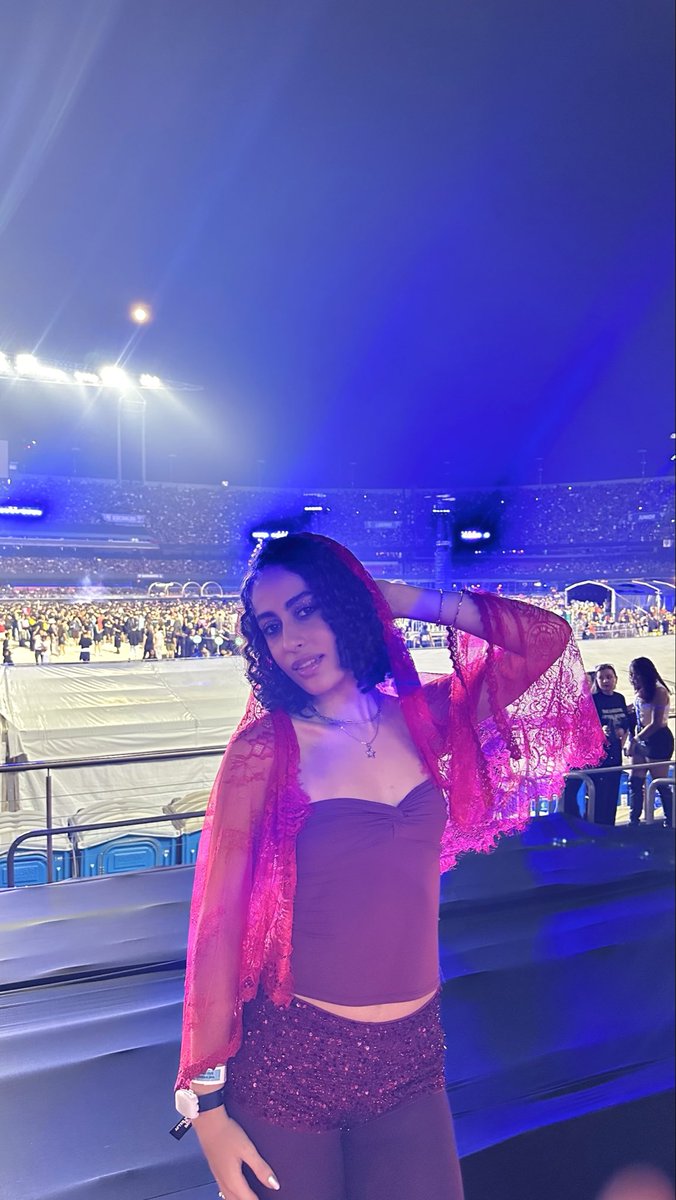 azeitonani's tweet photo. não duvidem eu ainda tenho muita coisa pra postar dos shows, mas chega né 
deixar registrado aqui o meu sonho realizado: ser uma estrelinha do Abel por uma noite https://t.co/TApsZBipa1