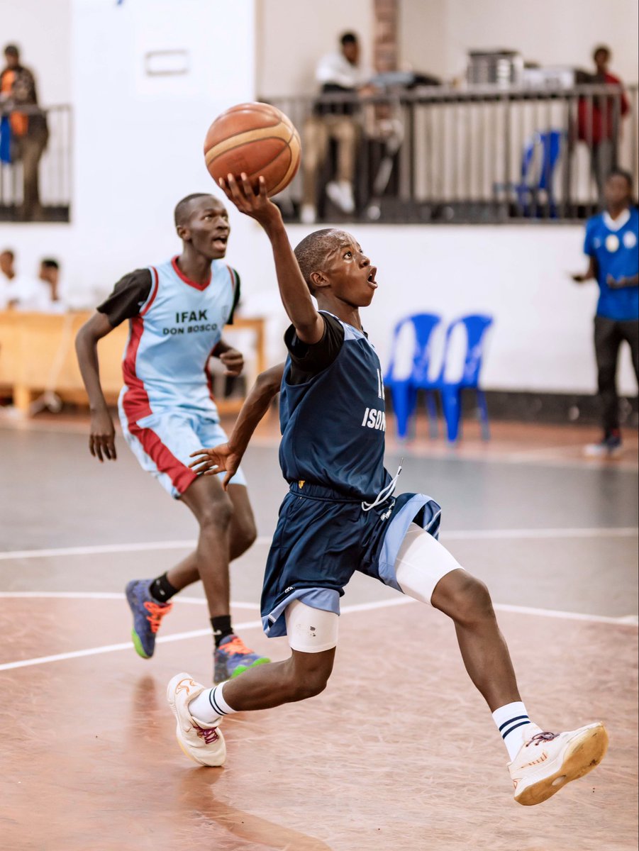 Rwanda_Sports's tweet photo. Ku ishuri rya Lycée de Kigali no kuri Stade AMAHORO harimo kubera irushanwa mu mikino ya Basketball 🏀 n'imikino ngororamubiri, yahuje ibigo 14 byitwara neza  muri iyo mikino n'ibiri muri Program y’ISONGA. Iyi mikino  yahuje ingimbi n’abangavu batarengeje imyaka 17. 

Imikino ya nyuma iteganijwe kuri iki cyumweru guhera i saa mbiri za mu gitondo.

#IsongaProgram #RwandaSports