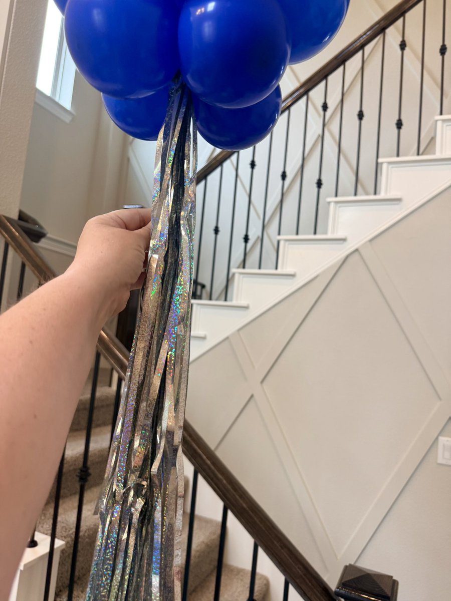AmyBalloon's tweet photo. Another Surprise Team Reveal today 💙🐾

These ✨Poppable✨ balloons are stuffed with mini balloons and filled with TONS of confetti💥, along with the 🆕 Squad Name🎉🎉🎉

#TeamSassy🎉 https://t.co/i0aeT4MRbu