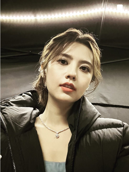 MadPhil_3's tweet photo. 姜珮瑶喘得像条母狗，脸贴着你的裤裆，抬头用那种彻底堕落的眼神看着那你，声音又骚又下贱：“坏学生……别愣着了”她主动把双腿掰得更开，把那湿得能拧出水的红肿肥屄整个暴露在你眼前，两片大阴唇淫荡地张开，穴口一张一合，淫水拉出长长的银丝。“把你最脏最粗最臭的大鸡巴……全部塞进来”
#明星 #黄文 https://t.co/IrW2Znvxyr