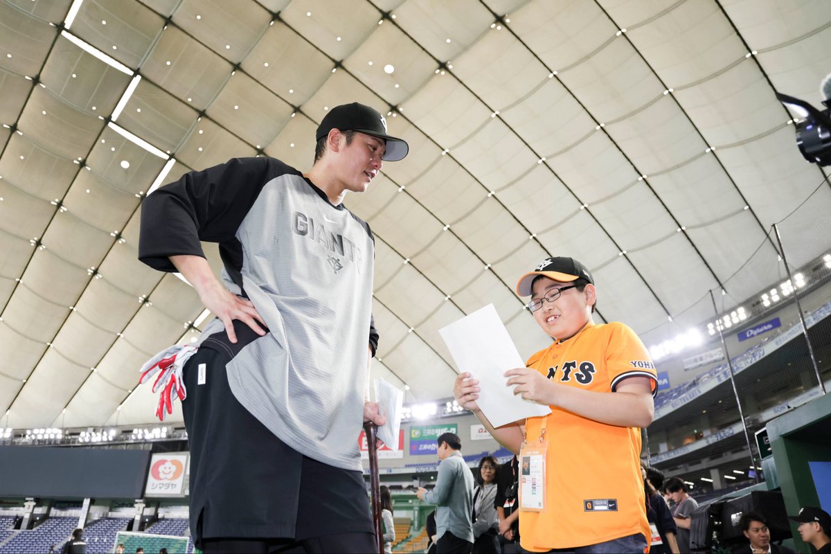 TokyoGiants's tweet photo. 小学5年生の山本十跳くんが来場し、#坂本勇人 選手に手作りの通算300本塁打達成お祝いボードを届けてくれました☺️

頑張れ！十跳くん！
https://t.co/8dbZ6g5UfD https://t.co/acuiIz1twU