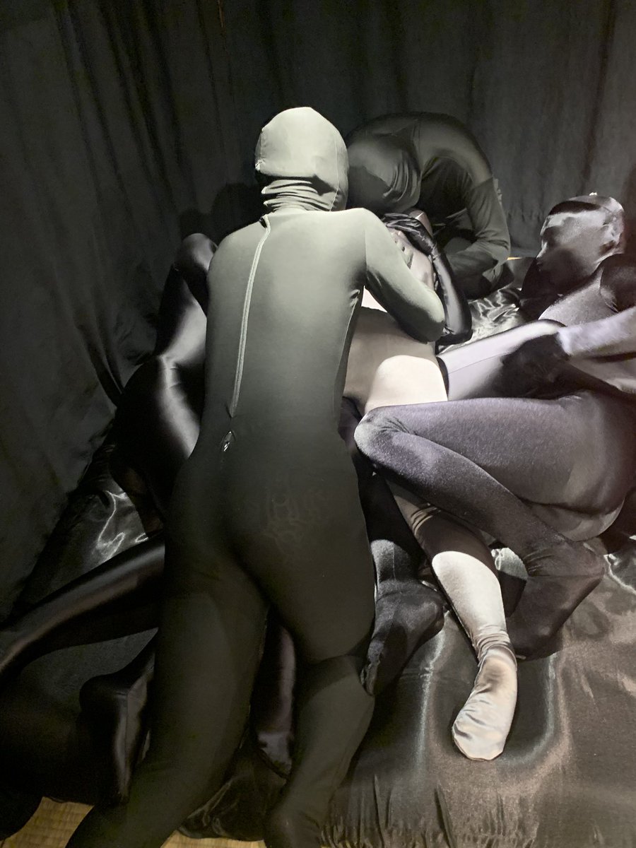 NZN2016's tweet photo. #ゼンタイ #プチパ #zentai 
@オールイン

黒+1 vs 赤+1  ！！！！ https://t.co/9jpX2tBKpb