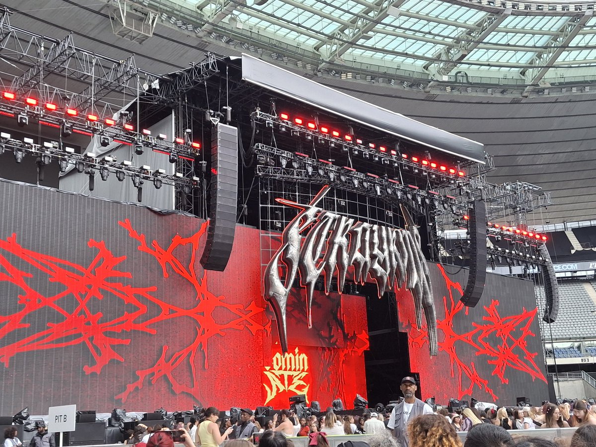 _dinosung's tweet photo. What is gov ball?? Skz are literally about to perform in Paris 😂😂😂 yall in the wrong place https://t.co/5iw0SYUWSx
