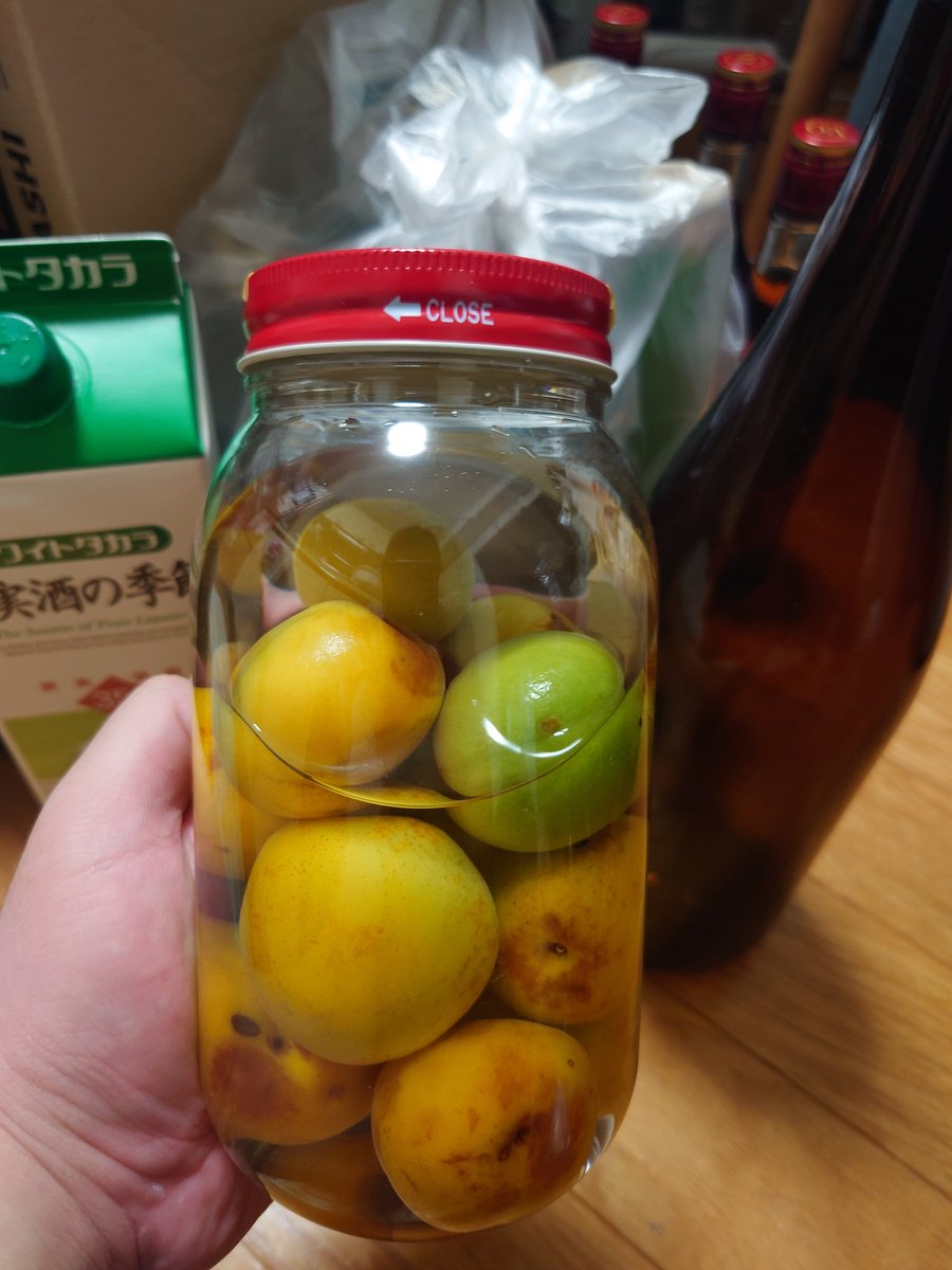 zerogata's tweet photo. 去年の瓶を空け、、梅の買付けに行きますか！
(先行して実家の木から落ちた分だけは仕込んだ) https://t.co/WdnFDQvdZI