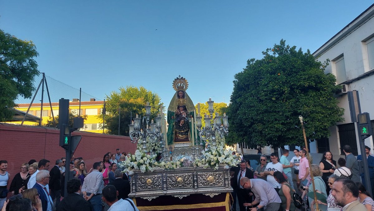 InriInformacion's tweet photo. [#DirectoINRI]

🟢 La Virgen de la @Candelar_MdDios procesiona por las calles de su barrio.

Suena 'Glorias de Sevilla' #TDSCofrade 

📹📷 @JesusME87 @elpresteblogspo https://t.co/cXL7Jsutfu